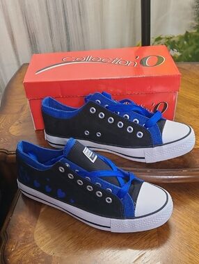 New in box! Collection O Black & Blue Hearts Low Top Canvas Sneakers Womens 9